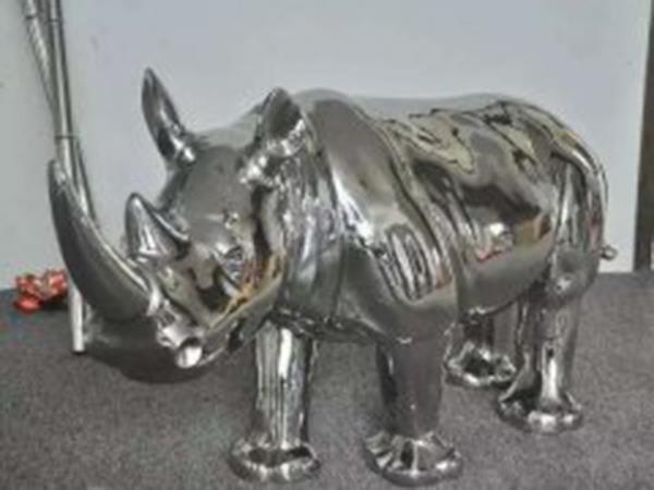 青岛雕塑公司讲解开荒牛的来历？